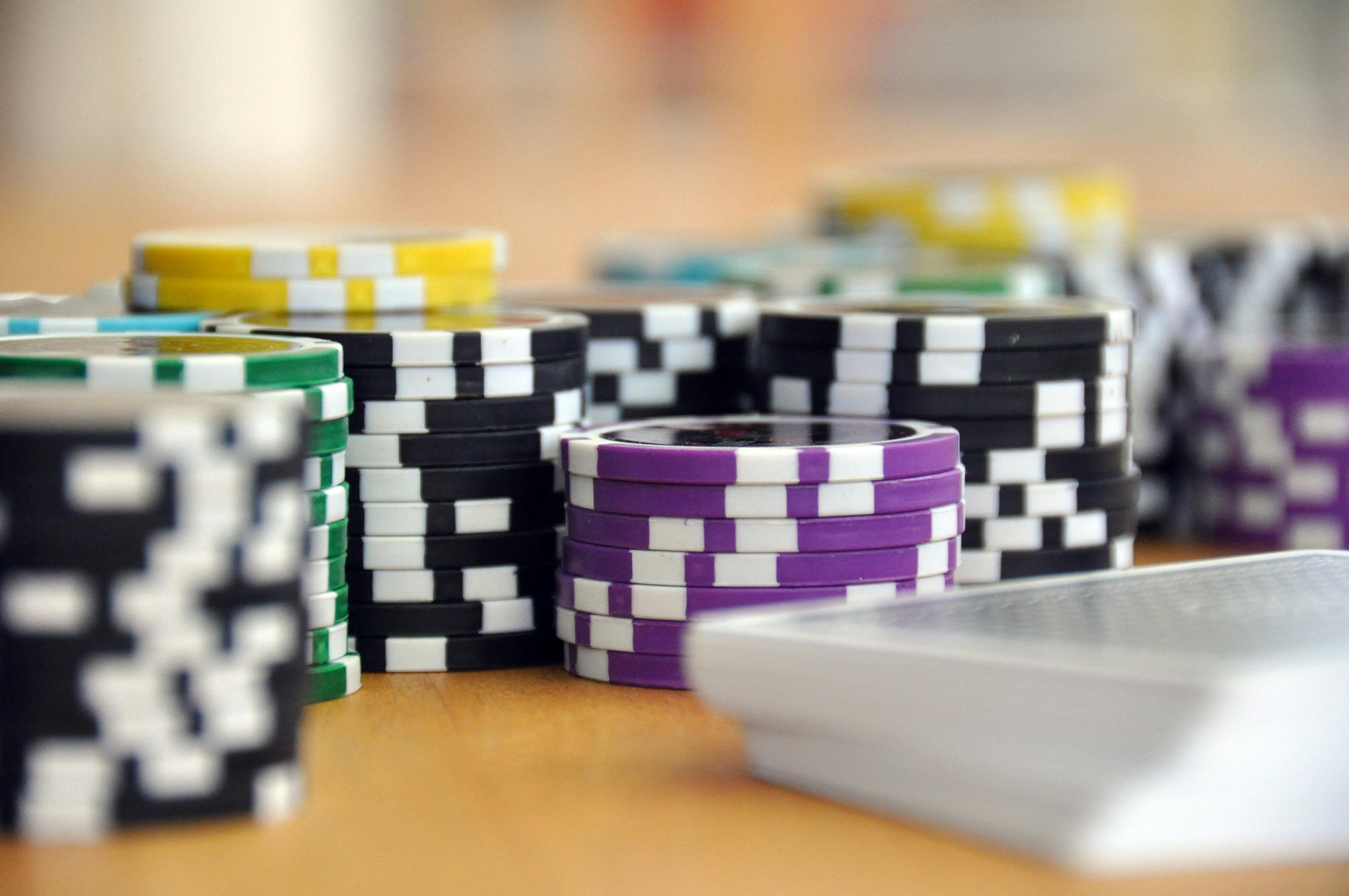 Live blackjack table on jackpot toto iOS app showing low-data streaming mode indicator
