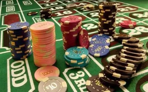 Desktop view of jackpot toto Liga 1 Indonesia odds board with live blackjack table studio in split-screen layout